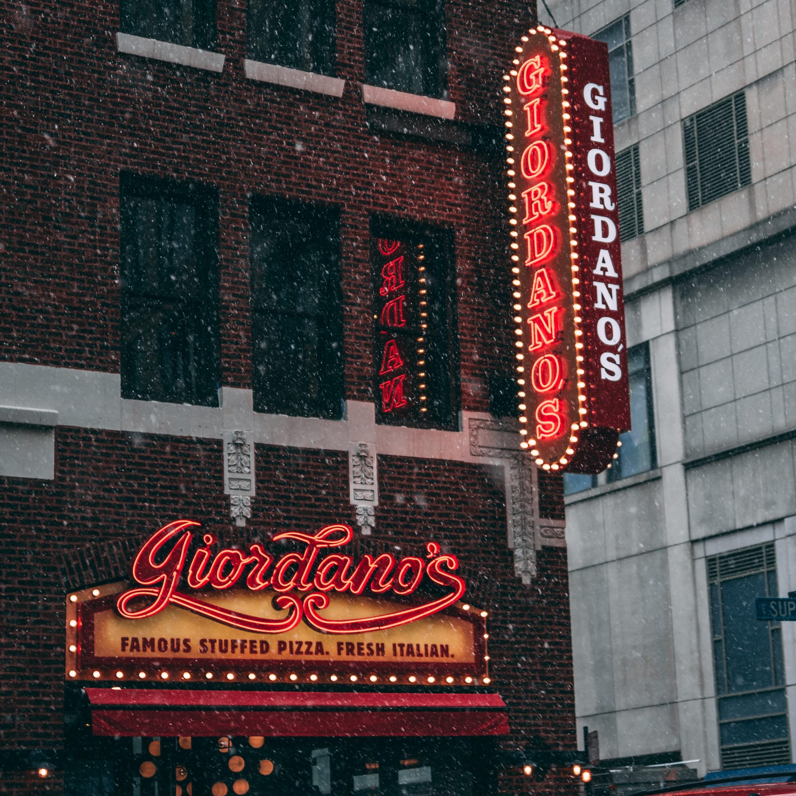 Your Complete Guide to Chicago’s Best Eats: From Deep-Dish Pizza to Hidden Gems – Call Now to Book Your Culinary Adventure